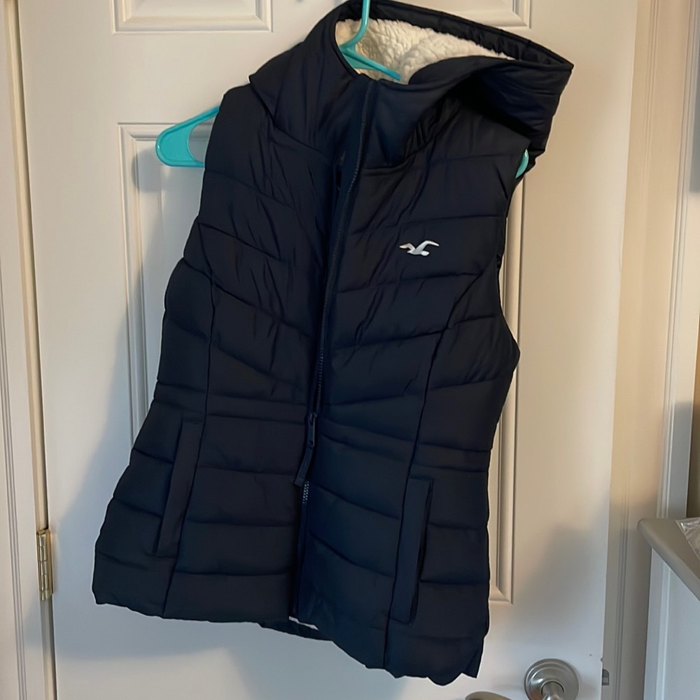 Navy Hollister puffer vest. Size M. New with tags.